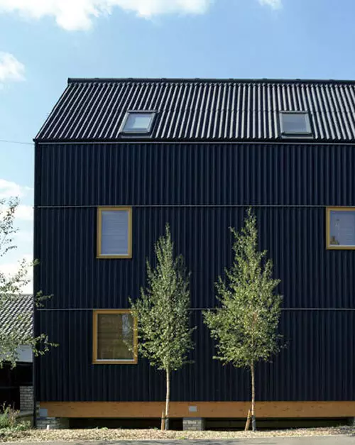 Lámina galvanizada pintada en negro aplicada en una bodega