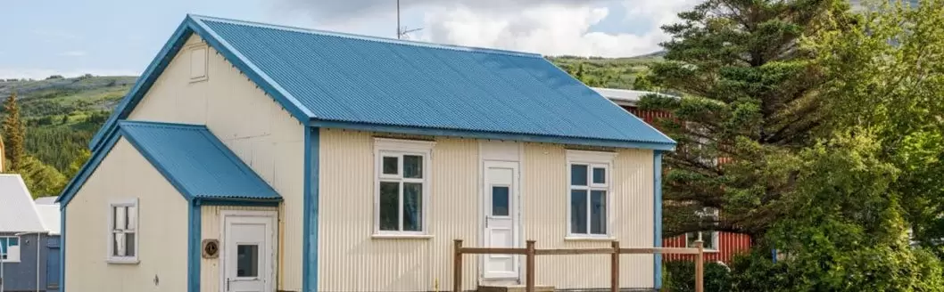 Casa en el campo construida con muros en acabado pintro
