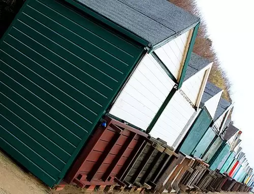 Diferentes casitas construidas con muros en acabado pintro y galvanizado