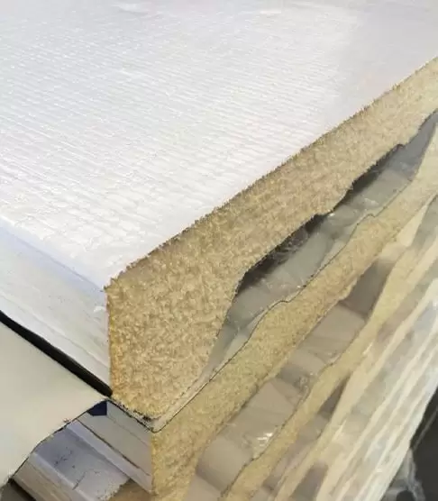 Acercamiento a un panel aislante con espuma de poliuretano.