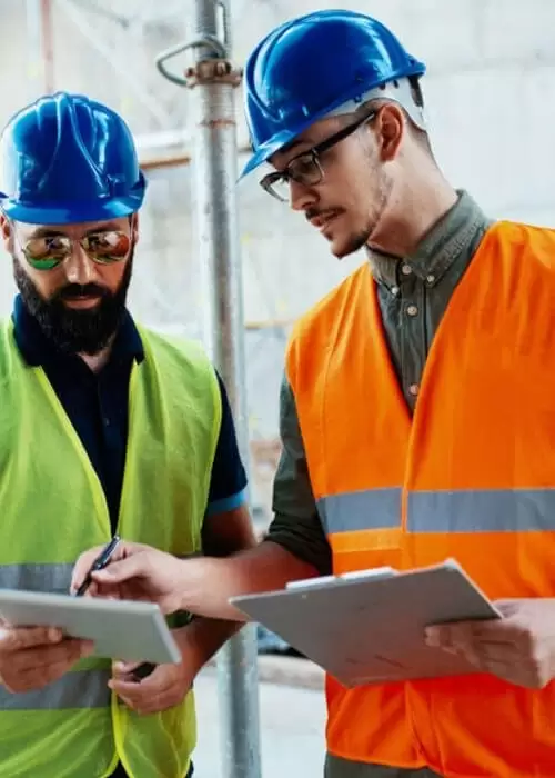 Dos arquitectos viendo papeles de construcción.