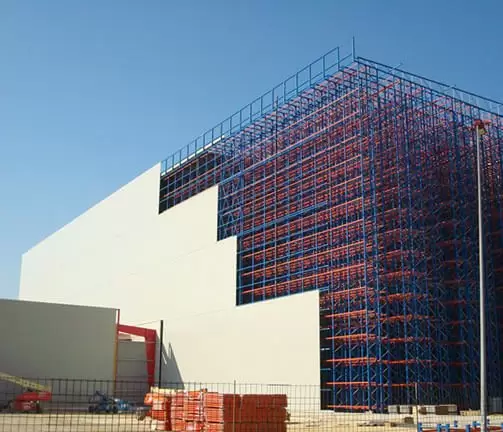 Nave industrial con muros de panel aislante.