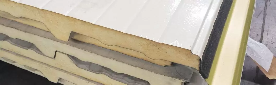 Parte externa de un panel aislante para muros y techos.