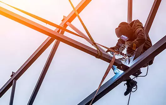 Estructura metalica para techo siendo construida