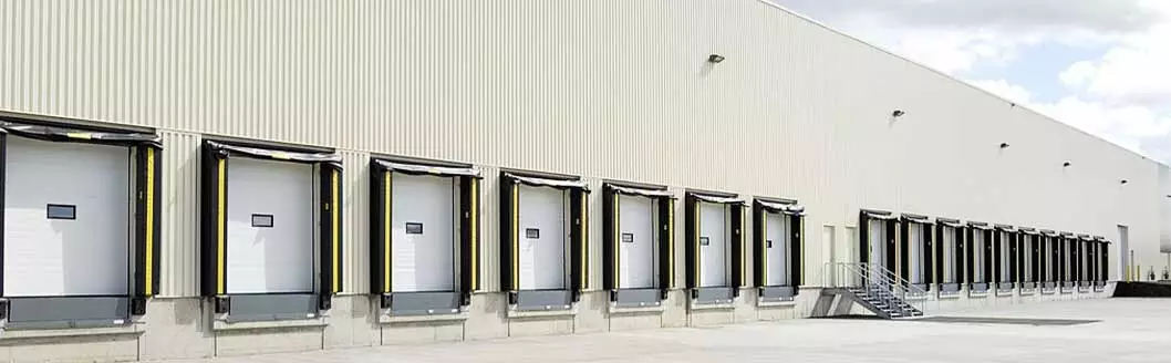 Colocación de páneles aislantes para naves industriales