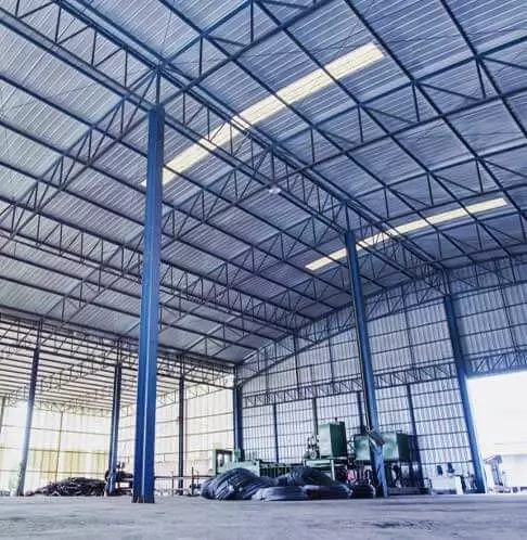 Perfiles de acero colocados como soporte para naves industriales