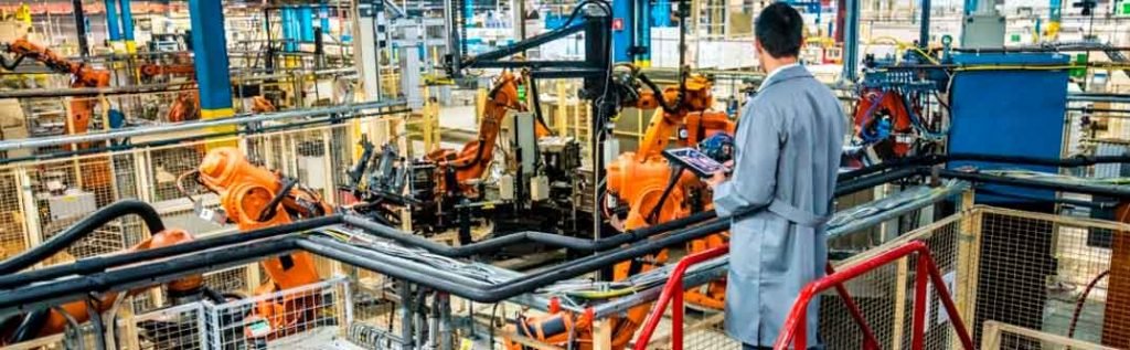 Brazo robótico que es parte de una automatización industrial
