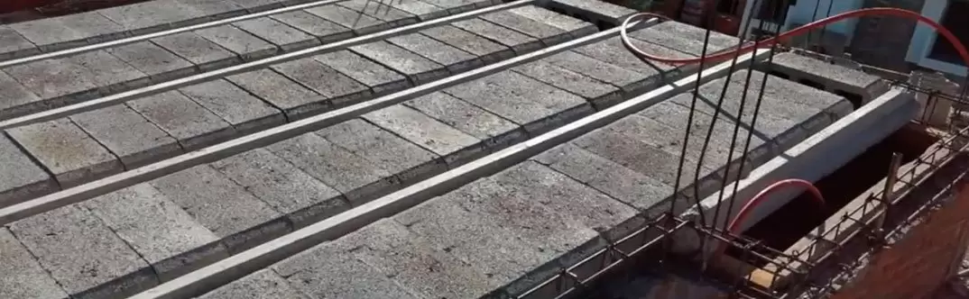 Acero de refuerzo colocado en la losa de vigueta y bovedilla.