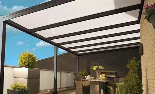 Polines de madera sosteniendo el techos para terrazas de policarbonato.