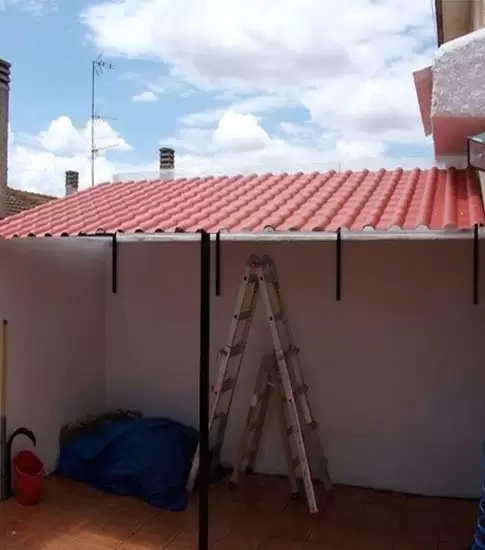 Residencia con techo para terrazas de teja.