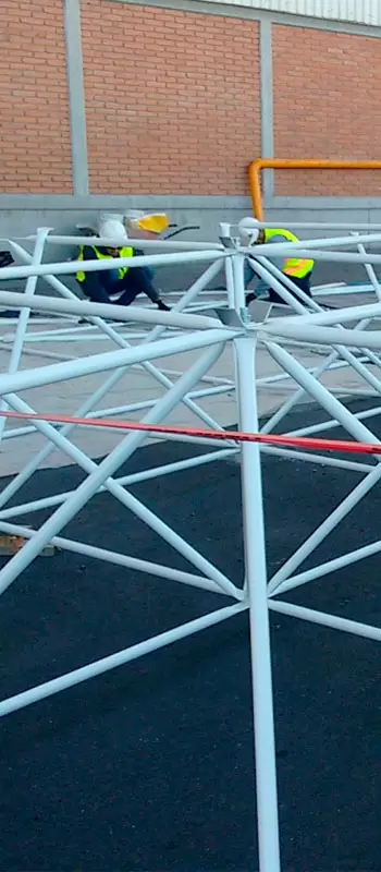 Ingenieros construyendo trdilosa en el suelo