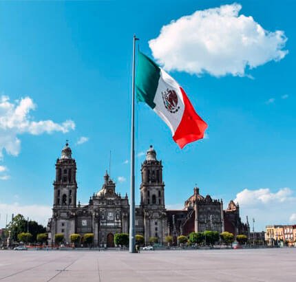 Zócalo con una bandera ondeando en el día de la bandera de México