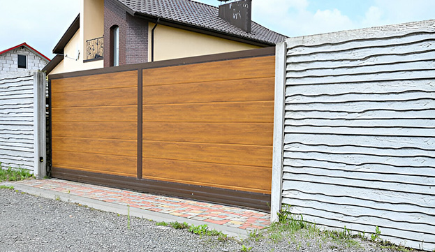 Fachada de casa con barda moderna con textura