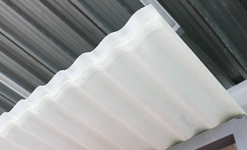 Pila de láminas traslúcidas para techos en bodega