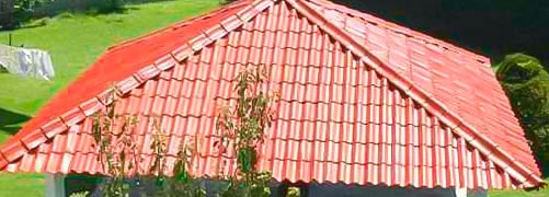Techo de un quiosco construido a cuatro agujas con galvateja en el patio de una casa - tipos de techos