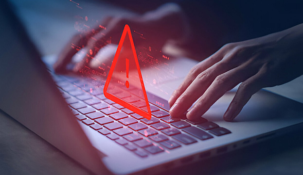 Acercamiento a laptop con signo de alerta