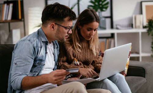 Pareja verificando fiabilidad de sitio web antes de comprar en línea