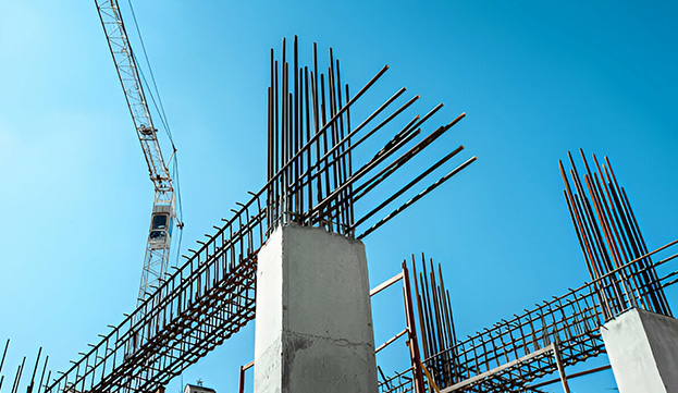 Uso de acero de refuerzo en construcción de cimientos para edificio