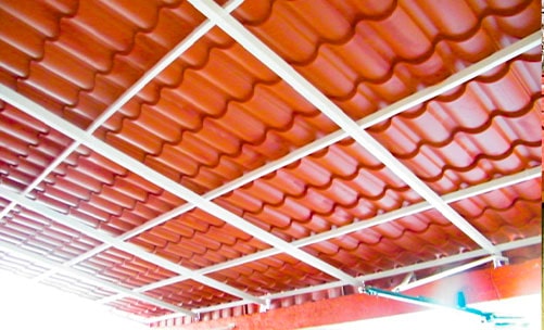 Tejabán de lámina Galvateja sostenido por una estructura de perfiles de color rojo