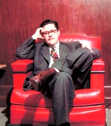 Ingeniero mexicano Guillermo González Camarena sentado en un sofá dentro de su despacho