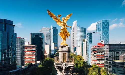 Angel de la Independencia y edificios de diversos tamaños de la Ciudad de México en el fondo