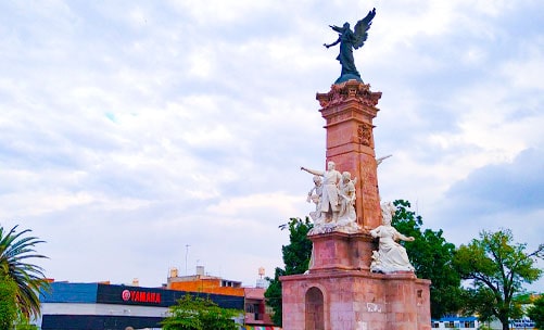 Monumento a la Independencia de México en medio de una calzada