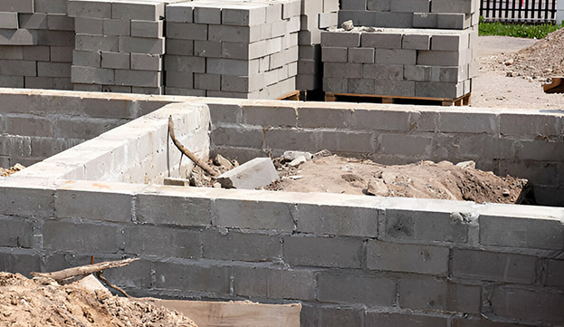 Muro de enrase en construcción