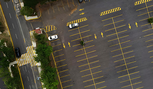 Vista cenital de estacionamiento con un par de autos en el