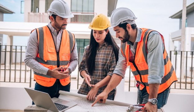 Arquitectos revisando proyecto