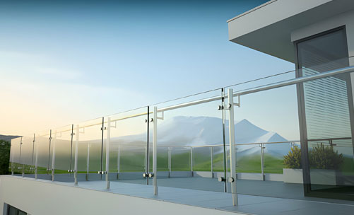 Barandal metálico con paneles de vidrio instalado en la terraza de una residencia