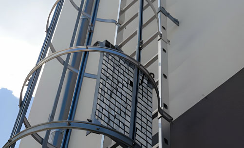 Escalera marina tipo industrial con armazón de protección fabricado con perfiles y rejilla electroforjada