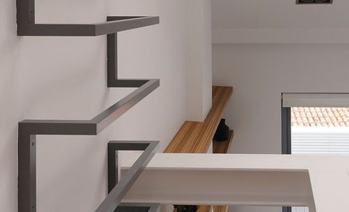 Escalera metálica con configuración moderna en interior de una casa - Escaleras marinas