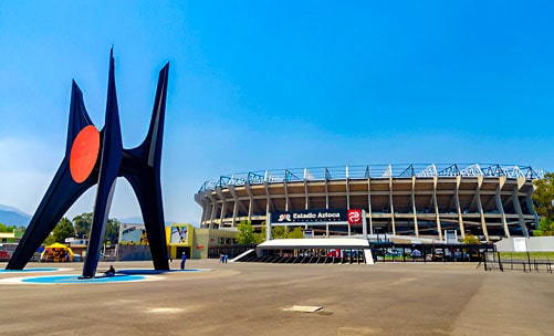 Escultura del Sol Rojo a las afueras del Estadio Azteca