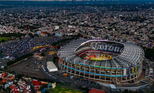 Plano general del Estadio Azteca con la zona sur de la Ciudad de México de fondo
