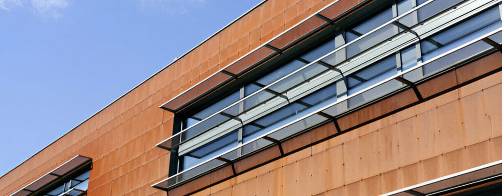 Acercamiento a la fachada de un edificio construida con acero corten - Tipos de Aceros