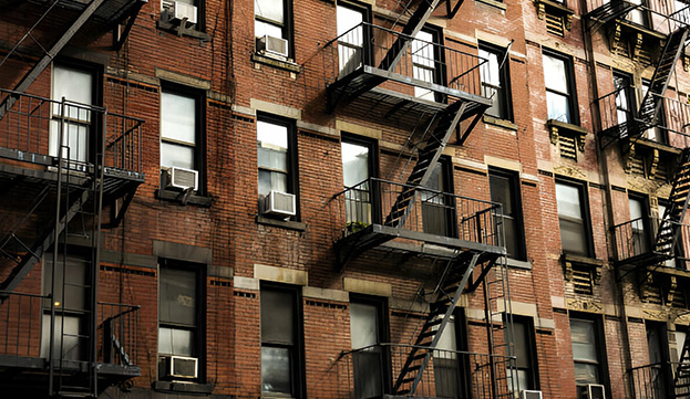 Edificios con varias escaleras de emergencia