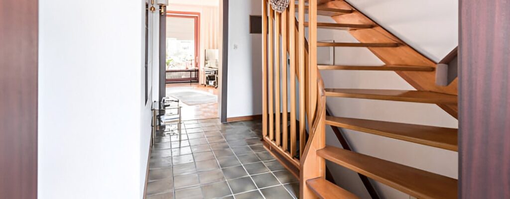 Escaleras de madera con abanico ubicadas en el pasillo de una casa