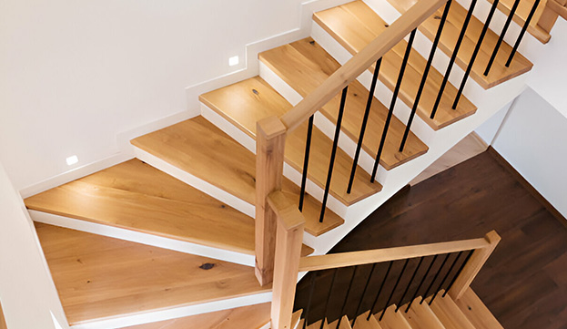 Escaleras de concreto y madera en casa
