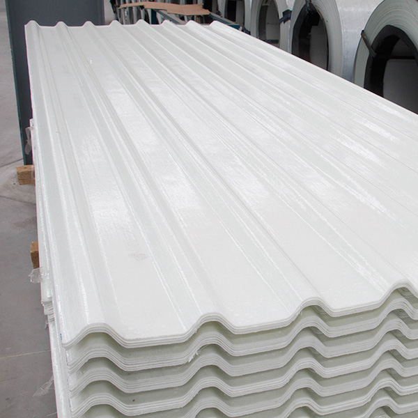 Láminas acanaladas Acrylit almacenadas en bodega