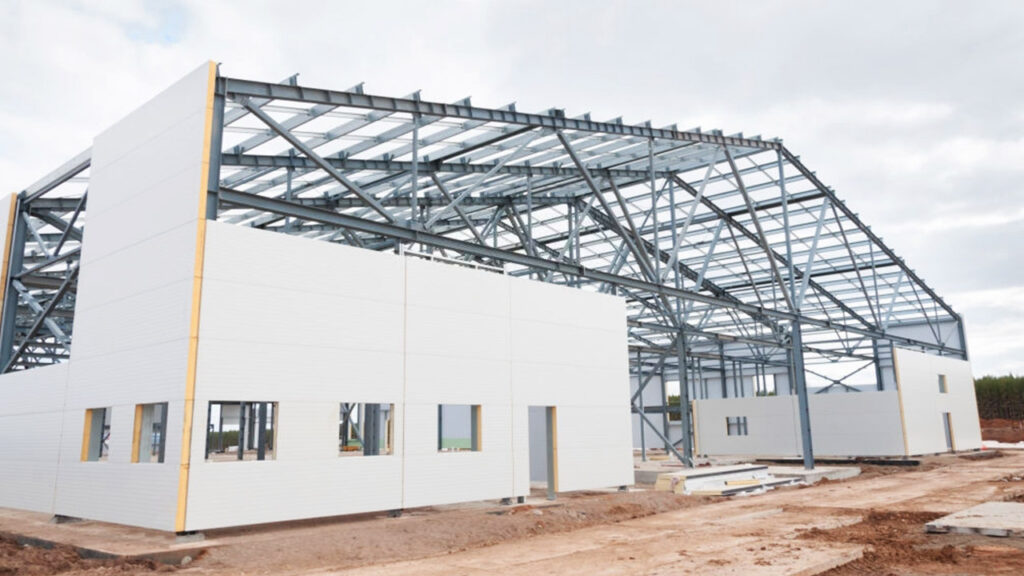 Almacén en construcción con piezas de panel Economuro Ternium