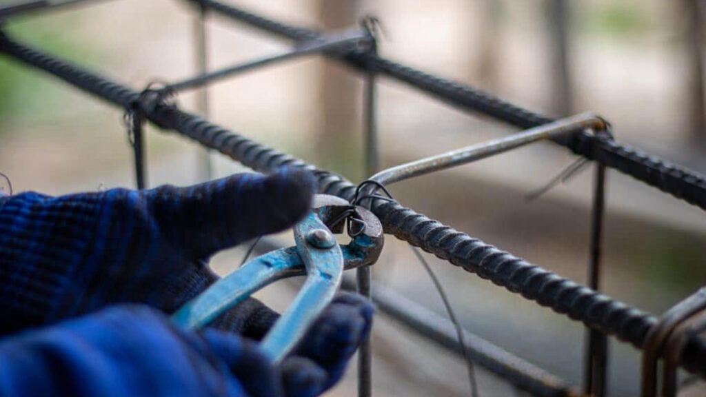 Amarre de estribos con Alambre Galvanizado en la construcción de una trabe de concreto