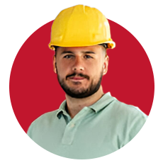Hombre joven con casco amarillo, cliente de Panel y Acanalados Monterrey