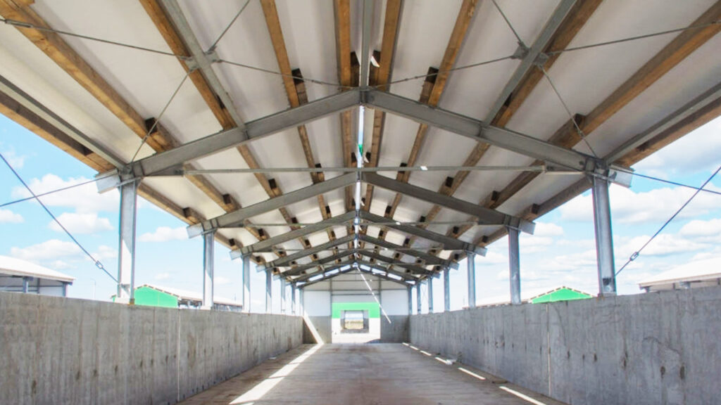 Paso peatonal de zona industrial con cubierta de panel Glamet