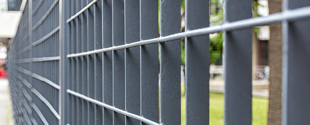 Cerca de seguridad conformada con rejilla electroforjada
