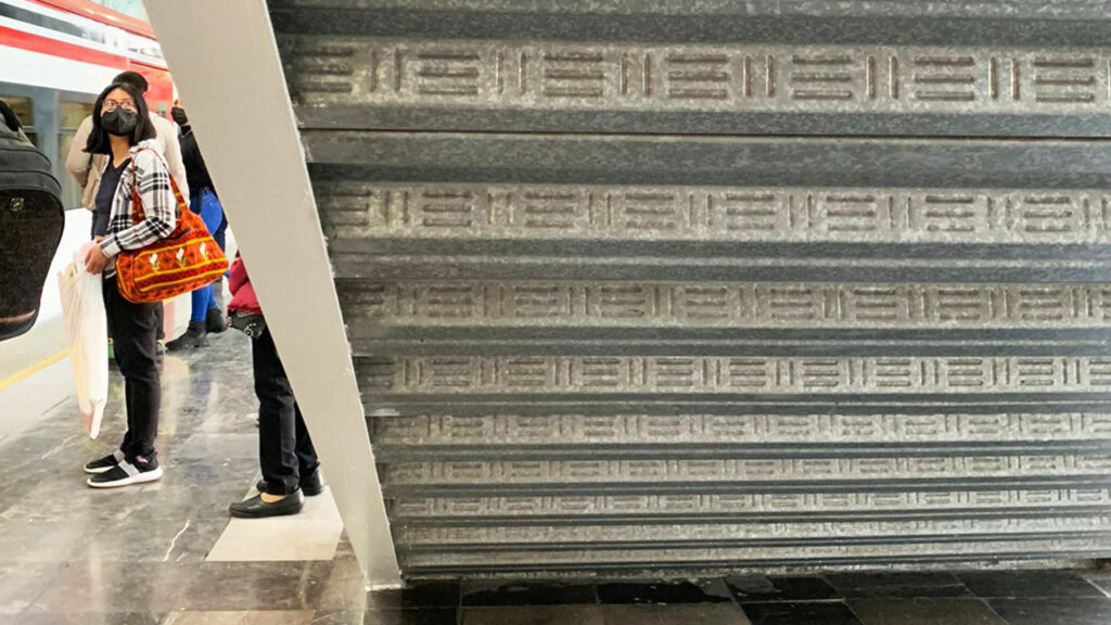 Detalle de escaleras fabricadas con losacero en una estación de tren