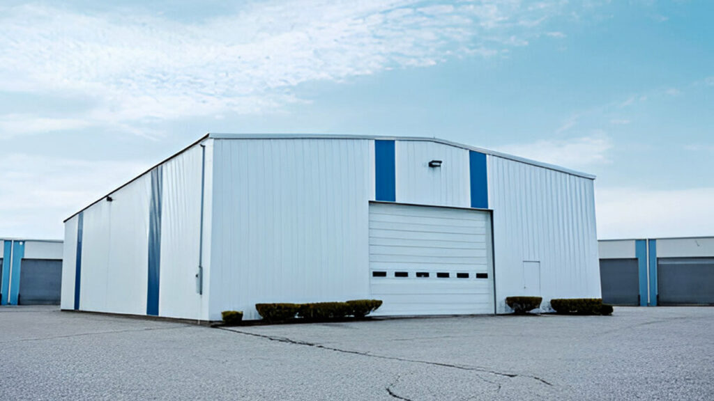 Fachada frontal de almacén industrial fabricada con panel Economuro
