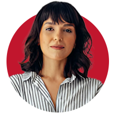 Mujer con ropa formal, cliente de Panel y Acanalados Monterrey.