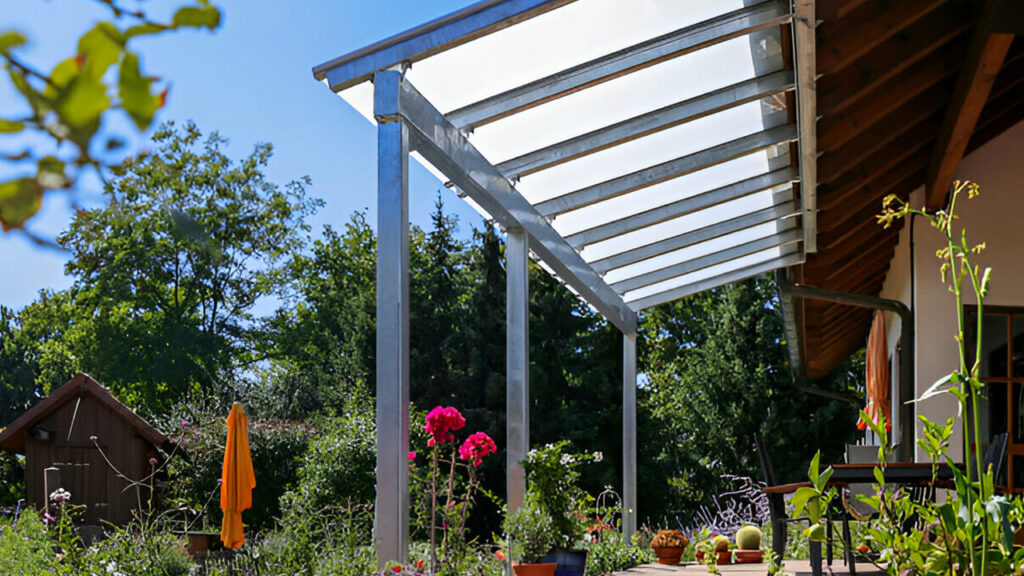 Perfil tubular utilizado en estructura de pérgola para jardín