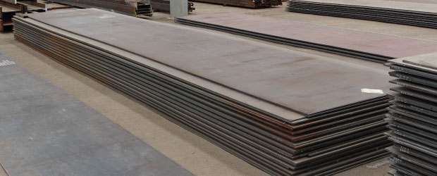 Varias placas de acero al carbón apiladas en bodega
