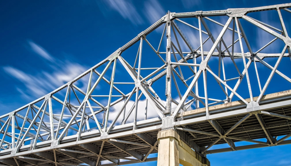 Estructura de puente fabricada con vigas y perfiles de acero